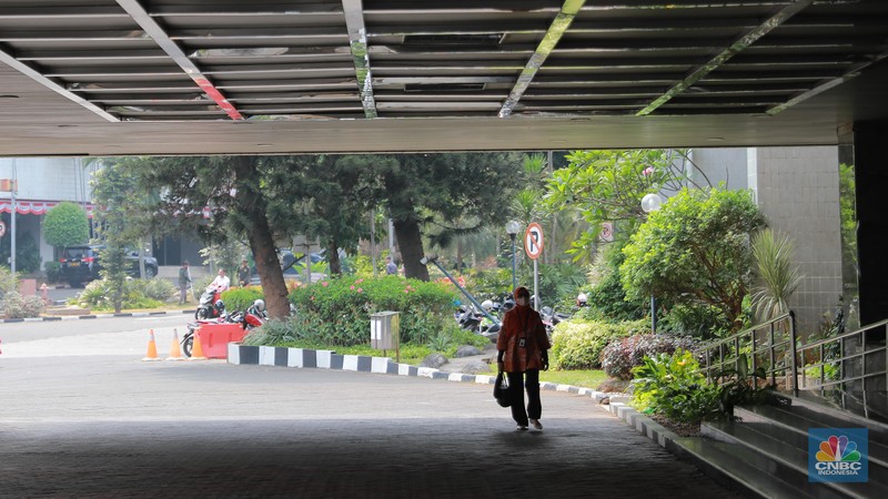 Sejumlah pegawai melintas di Kawasan kantor Kementerian Pertanian Gedung A, Ragunan, Jumat, (6/10). Sejumlah pegawai melintas di Kawasan kantor Kementerian Pertanian Gedung A, Ragunan, Jumat, (6/10). (CNBC Indonesia/Muhammad Sabki)