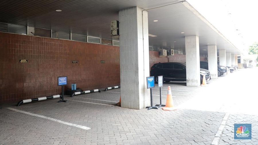 Sejumlah pegawai melintas di Kawasan kantor Kementerian Pertanian Gedung A, Ragunan, Jumat, (6/10). (CNBC Indonesia/Muhammad Sabki)