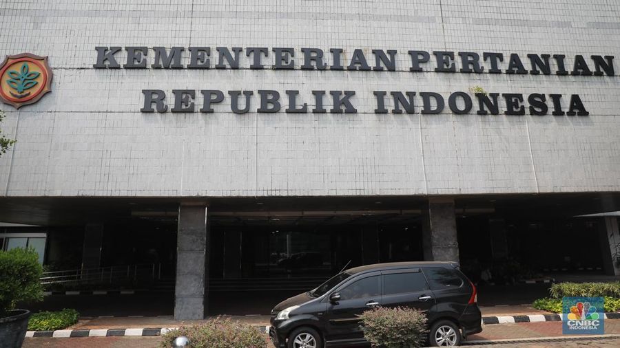 Sejumlah pegawai melintas di Kawasan kantor Kementerian Pertanian Gedung A, Ragunan, Jumat, (6/10). (CNBC Indonesia/Muhammad Sabki)