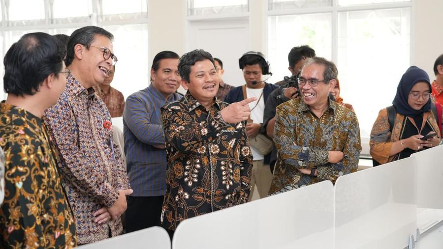 Direktur Utama BPJS Kesehatan, Ghufron Mukti (tengah sedang menunjuk) tengah meninjau sentralisasi layanan kepesertaan Program JKN.