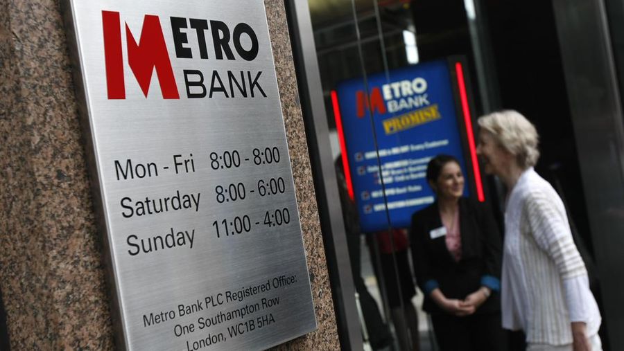 Seorang calon nasabah memasuki cabang pertama bank high street Inggris yang baru, Metro Bank, di London. (AP Photo/Alastair Grant)