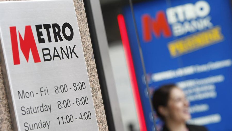 Seorang nasabah di luar cabang pertama bank jalan raya Inggris yang baru, Metro Bank, di London. (AP Photo/Alastair Grant/File Foto)