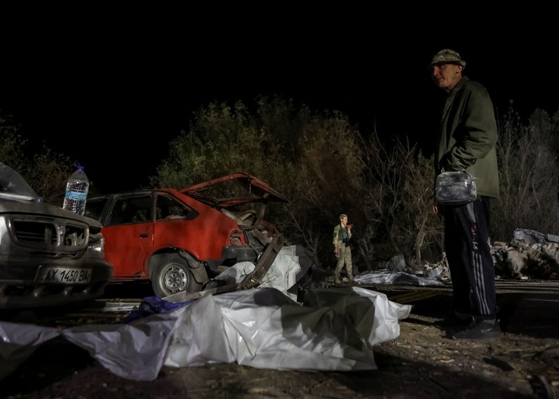 Tim penyelamat bekerja di lokasi serangan militer Rusia, di tengah serangan Rusia ke Ukraina, di desa Hroza, di wilayah Kharkiv, Ukraina 5 Oktober 2023. Tim penyelamat bekerja di lokasi serangan militer Rusia, di tengah serangan Rusia ke Ukraina, di desa Hroza, di wilayah Kharkiv, Ukraina 5 Oktober 2023. (REUTERS/Vyacheslav Madiyevskyy)