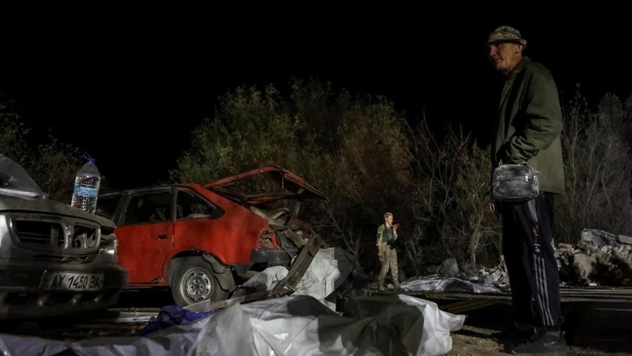 Tim penyelamat bekerja di lokasi serangan militer Rusia, di tengah serangan Rusia ke Ukraina, di desa Hroza, di wilayah Kharkiv, Ukraina 5 Oktober 2023. (REUTERS/Vyacheslav Madiyevskyy)