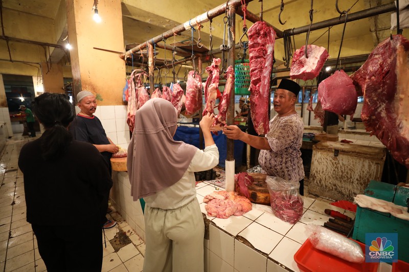 Suasana penjualan daging sapi di Pasar Kebayoran Lama, Jakarta, Jumat (6/10/2023). (CNBC Indonesia/Tri Susilo)