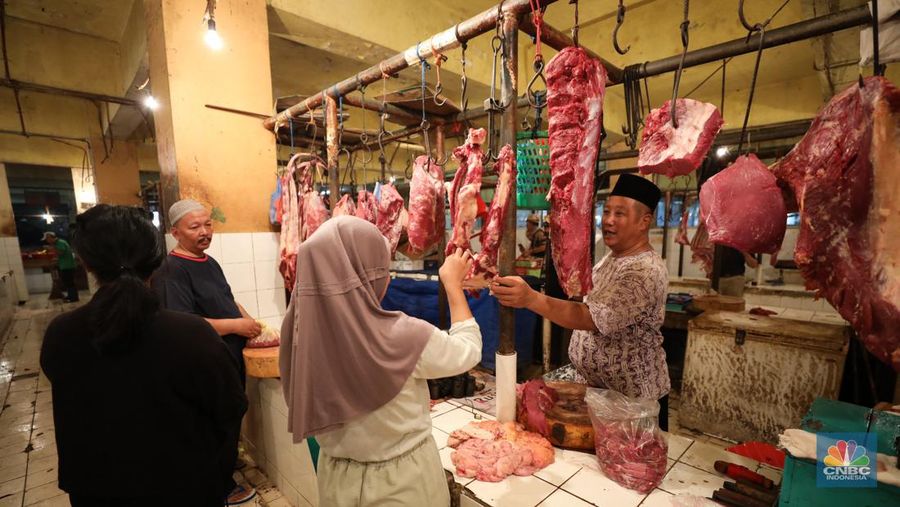 Suasana penjualan daging sapi di Pasar Kebayoran Lama, Jakarta, Jumat (6/10/2023). (վ/Tri Susilo)