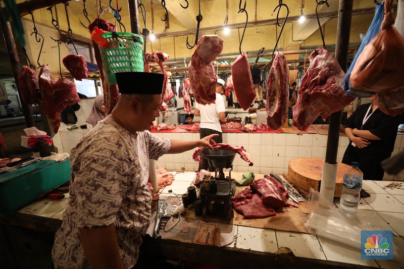Suasana penjualan daging sapi di Pasar Kebayoran Lama, Jakarta, Jumat (6/10/2023). (CNBC Indonesia/Tri Susilo)