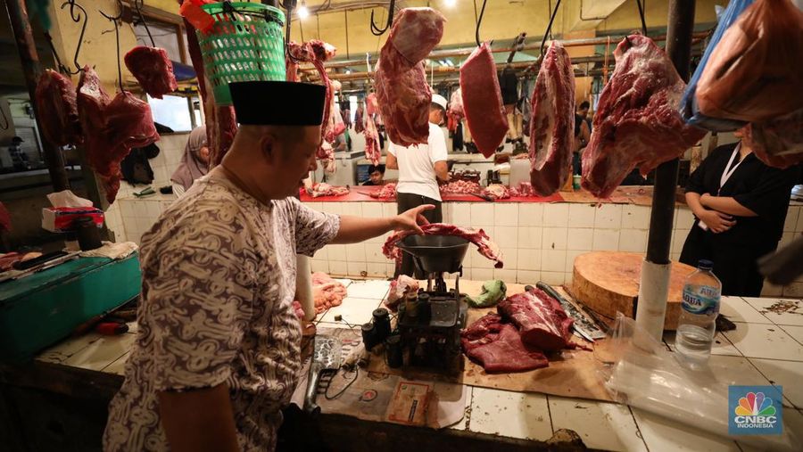 Suasana penjualan daging sapi di Pasar Kebayoran Lama, Jakarta, Jumat (6/10/2023). (CNBC Indonesia/Tri Susilo)