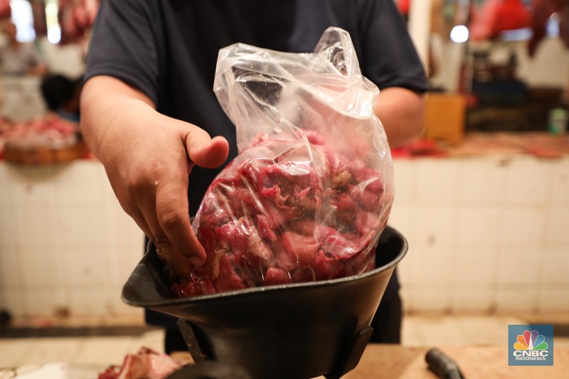 Suasana penjualan daging sapi di Pasar Kebayoran Lama, Jakarta, Jumat (6/10/2023). (CNBC Indonesia/Tri Susilo)