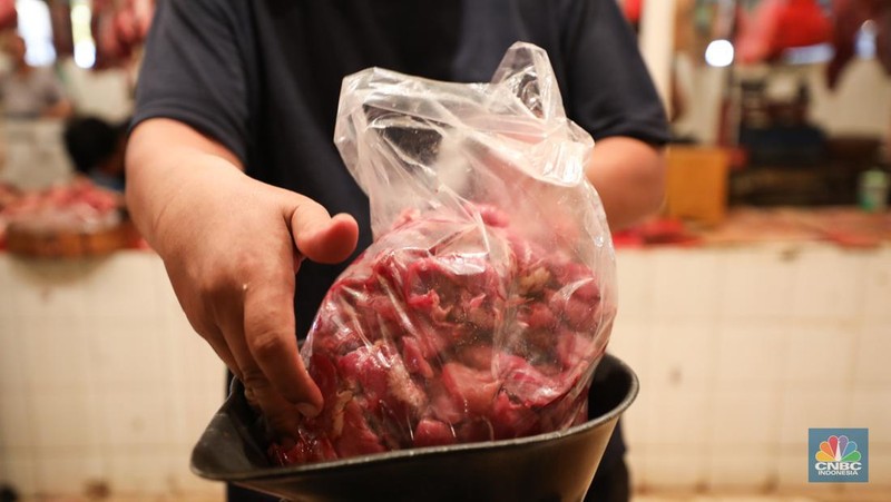 Suasana penjualan daging sapi di Pasar Kebayoran Lama, Jakarta, Jumat (6/10/2023). (CNBC Indonesia/Tri Susilo)