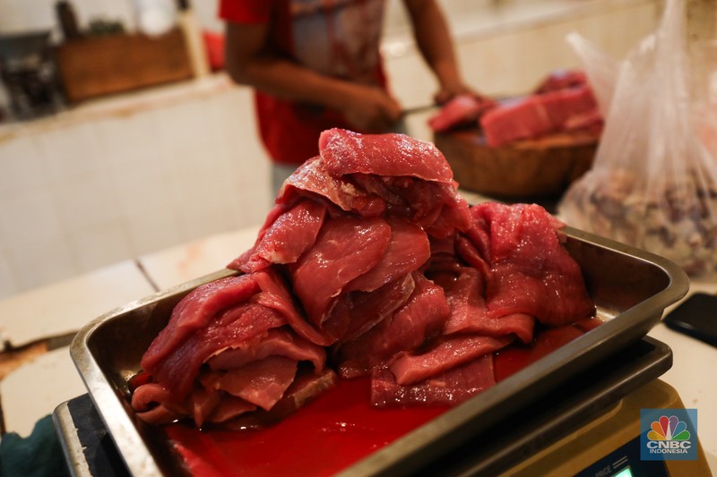 Suasana penjualan daging sapi di Pasar Kebayoran Lama, Jakarta, Jumat (6/10/2023). (CNBC Indonesia/Tri Susilo)