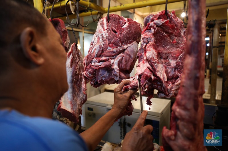 Suasana penjualan daging sapi di Pasar Kebayoran Lama, Jakarta, Jumat (6/10/2023). (CNBC Indonesia/Tri Susilo)