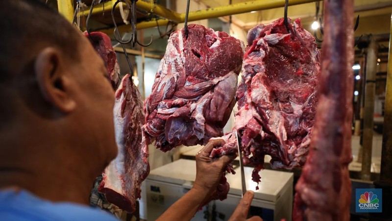 Suasana penjualan daging sapi di Pasar Kebayoran Lama, Jakarta, Jumat (6/10/2023). (CNBC Indonesia/Tri Susilo)
