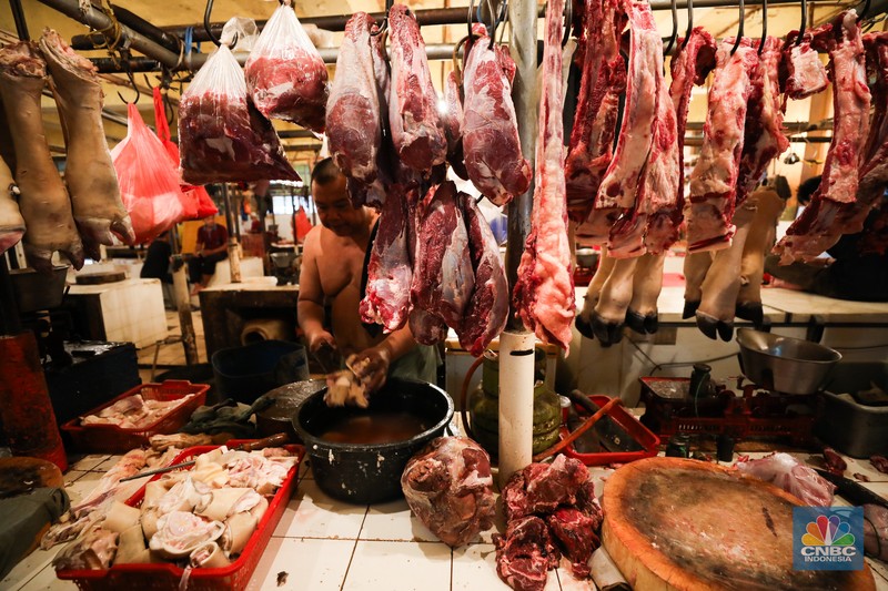 Suasana penjualan daging sapi di Pasar Kebayoran Lama, Jakarta, Jumat (6/10/2023). (CNBC Indonesia/Tri Susilo)