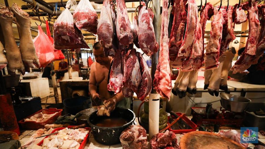 Suasana penjualan daging sapi di Pasar Kebayoran Lama, Jakarta, Jumat (6/10/2023). (CNBC Indonesia/Tri Susilo)