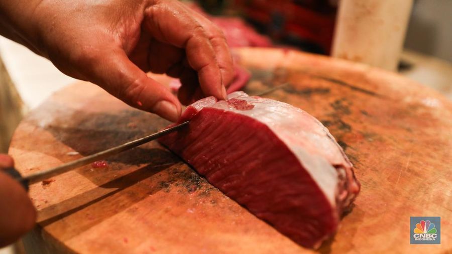 Suasana penjualan daging sapi di Pasar Kebayoran Lama, Jakarta, Jumat (6/10/2023). (CNBC Indonesia/Tri Susilo)