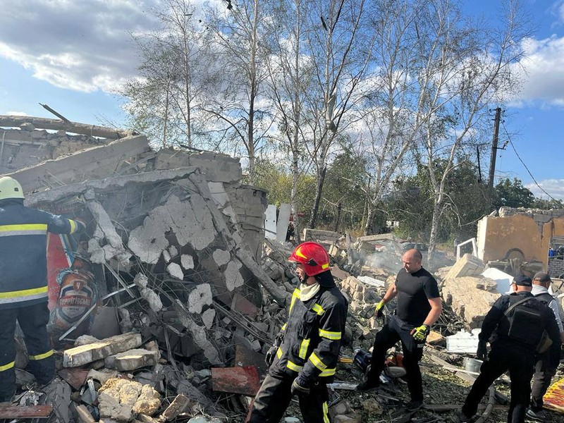 Tim penyelamat bekerja di lokasi serangan militer Rusia, di tengah serangan Rusia ke Ukraina, di desa Hroza, di wilayah Kharkiv, Ukraina 5 Oktober 2023. (REUTERS/Vyacheslav Madiyevskyy)