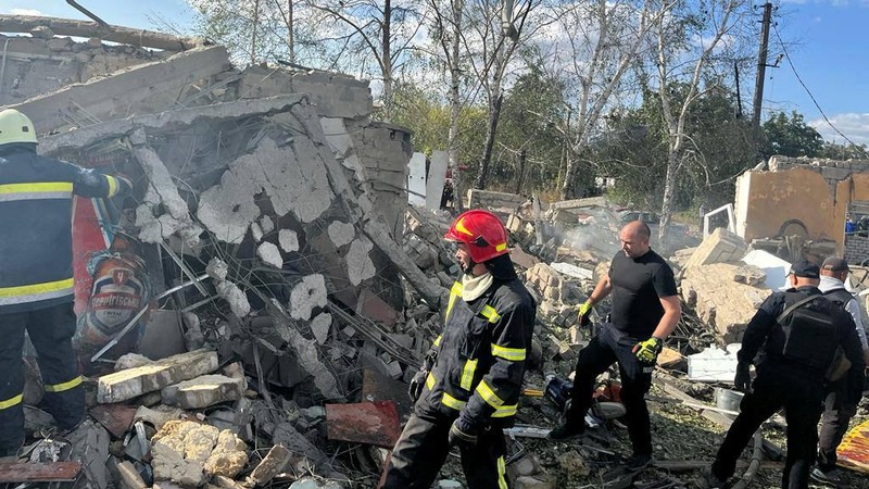 Tim penyelamat bekerja di lokasi serangan militer Rusia, di tengah serangan Rusia ke Ukraina, di desa Hroza, di wilayah Kharkiv, Ukraina 5 Oktober 2023. (REUTERS/Vyacheslav Madiyevskyy)