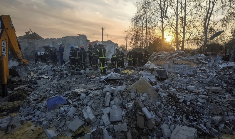 Tim penyelamat bekerja di lokasi serangan militer Rusia, di tengah serangan Rusia ke Ukraina, di desa Hroza, di wilayah Kharkiv, Ukraina 5 Oktober 2023. (REUTERS/Vyacheslav Madiyevskyy)