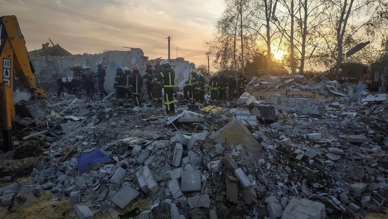 Tim penyelamat bekerja di lokasi serangan militer Rusia, di tengah serangan Rusia ke Ukraina, di desa Hroza, di wilayah Kharkiv, Ukraina 5 Oktober 2023. (REUTERS/Vyacheslav Madiyevskyy)