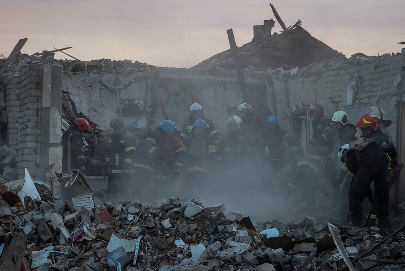 Tim penyelamat bekerja di lokasi serangan militer Rusia, di tengah serangan Rusia ke Ukraina, di desa Hroza, di wilayah Kharkiv, Ukraina 5 Oktober 2023. (REUTERS/Vyacheslav Madiyevskyy)