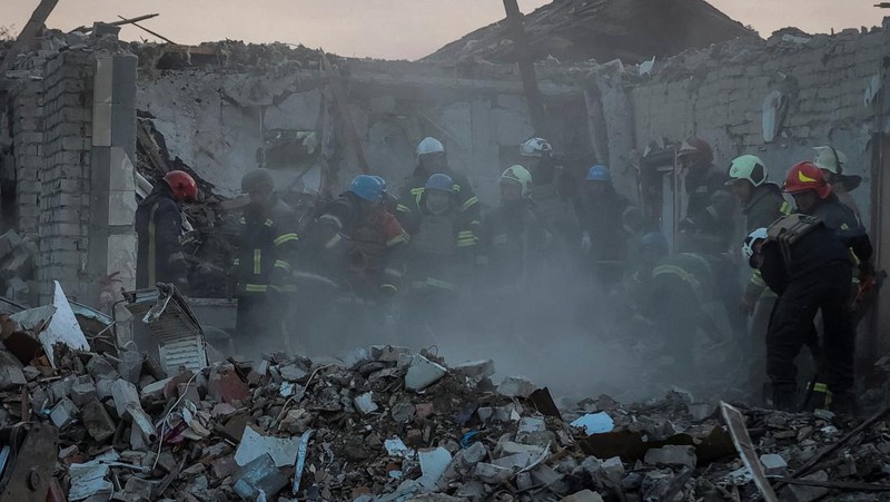 Tim penyelamat bekerja di lokasi serangan militer Rusia, di tengah serangan Rusia ke Ukraina, di desa Hroza, di wilayah Kharkiv, Ukraina 5 Oktober 2023. (REUTERS/Vyacheslav Madiyevskyy)
