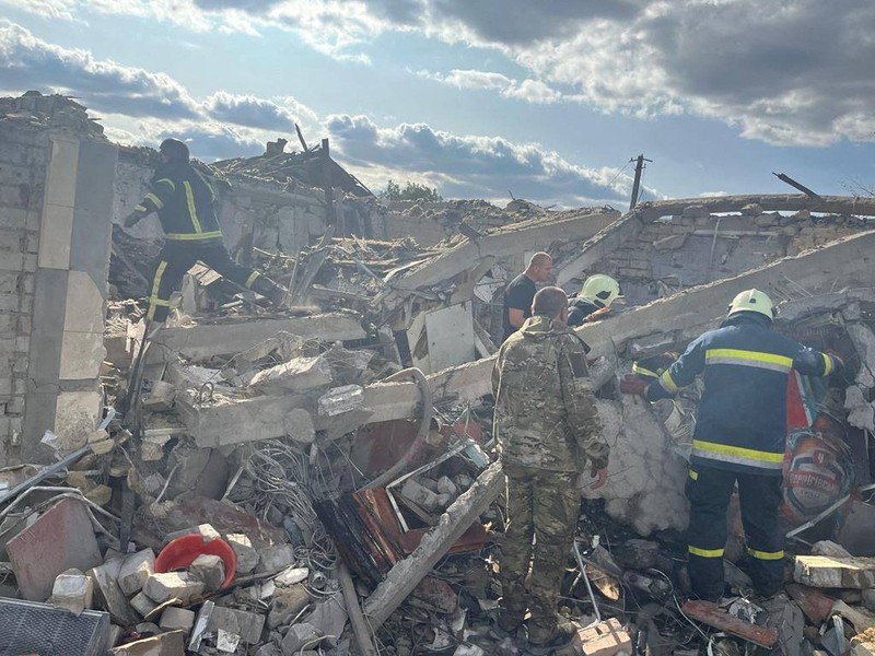 Tim penyelamat bekerja di lokasi serangan militer Rusia, di tengah serangan Rusia ke Ukraina, di desa Hroza, di wilayah Kharkiv, Ukraina 5 Oktober 2023. Tim penyelamat bekerja di lokasi serangan militer Rusia, di tengah serangan Rusia ke Ukraina, di desa Hroza, di wilayah Kharkiv, Ukraina 5 Oktober 2023. (REUTERS/Vyacheslav Madiyevskyy)