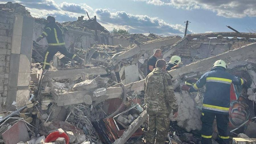 Tim penyelamat bekerja di lokasi serangan militer Rusia, di tengah serangan Rusia ke Ukraina, di desa Hroza, di wilayah Kharkiv, Ukraina 5 Oktober 2023. (REUTERS/Vyacheslav Madiyevskyy)
