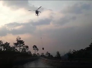 Dramatis! Evakuasi Pria Terjebak dalam Gedung Terbakar di Peru Pakai Heli