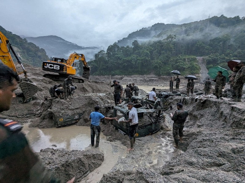 Sebuah rumah terendam sebagian akibat naiknya permukaan air di sepanjang tepian Sungai Teesta saat banjir di Teesta Bazaar di Distrik Kalimpong, Benggala Barat, India 4 Oktober 2023. Sebuah rumah terendam sebagian akibat naiknya permukaan air di sepanjang tepian Sungai Teesta saat banjir di Teesta Bazaar di Distrik Kalimpong, Benggala Barat, India 4 Oktober 2023. (REUTERS/Brihat Rai)