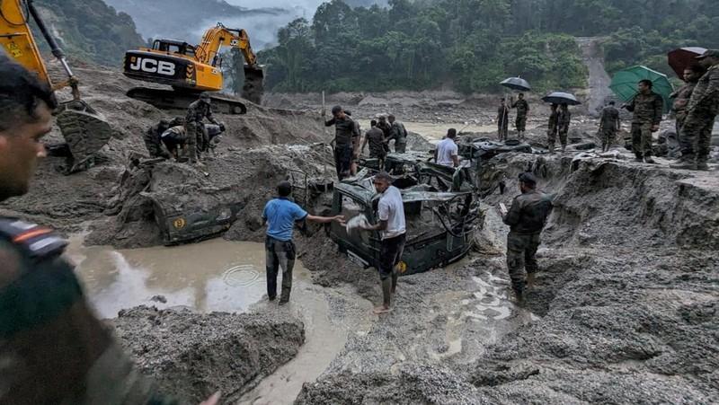 Sebuah rumah terendam sebagian akibat naiknya permukaan air di sepanjang tepian Sungai Teesta saat banjir di Teesta Bazaar di Distrik Kalimpong, Benggala Barat, India 4 Oktober 2023. (REUTERS/Brihat Rai)