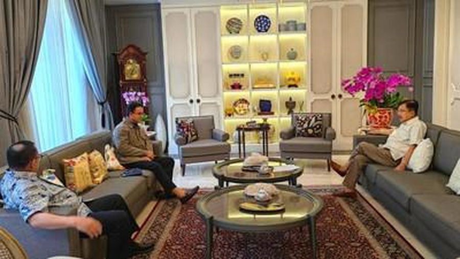 Bakal calon presiden yang diusung Partai NasDem, PKS dan PKB Anies Baswedan menyambangi kediaman Jusuf Kalla pada Sabtu (7/10) pagi ini. (Dok. Istimewa via CNN Indonesia).