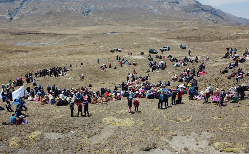 Orang-orang berjalan berziarah di dekat bendungan Incachaca untuk berdoa memohon hujan, di Incachaca, di pinggiran La Paz, Bolivia 6 Oktober 2023. (REUTERS/Claudia Morales)