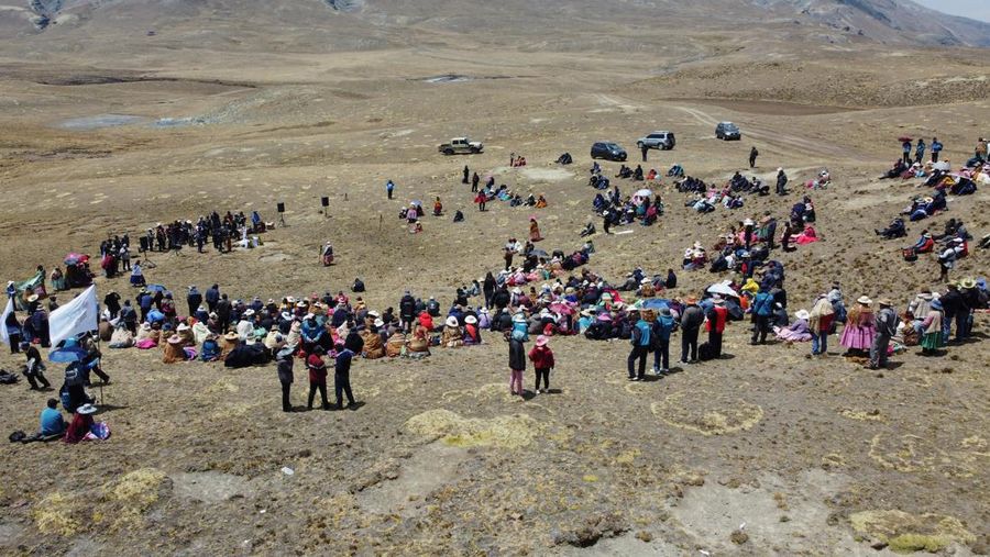 Orang-orang berjalan berziarah di dekat bendungan Incachaca untuk berdoa memohon hujan, di Incachaca, di pinggiran La Paz, Bolivia 6 Oktober 2023. (REUTERS/Claudia Morales)