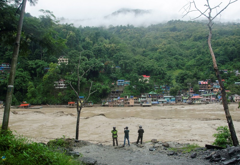 Sebuah rumah terendam sebagian akibat naiknya permukaan air di sepanjang tepian Sungai Teesta saat banjir di Teesta Bazaar di Distrik Kalimpong, Benggala Barat, India 4 Oktober 2023. Sebuah rumah terendam sebagian akibat naiknya permukaan air di sepanjang tepian Sungai Teesta saat banjir di Teesta Bazaar di Distrik Kalimpong, Benggala Barat, India 4 Oktober 2023. (REUTERS/Brihat Rai)