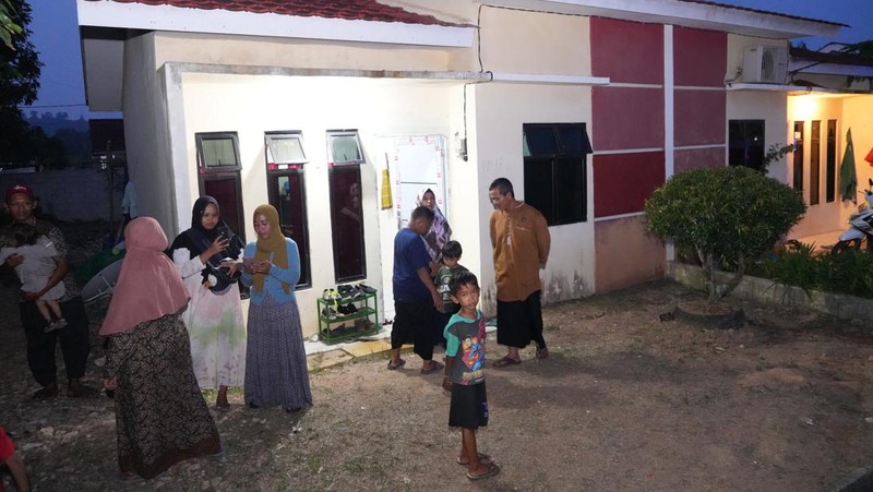 Menteri Investasi Tinjau Hunian Sementara, Warga Mengaku Puas dengan Fasilitas Pemerintah. (Dok.BKPM)