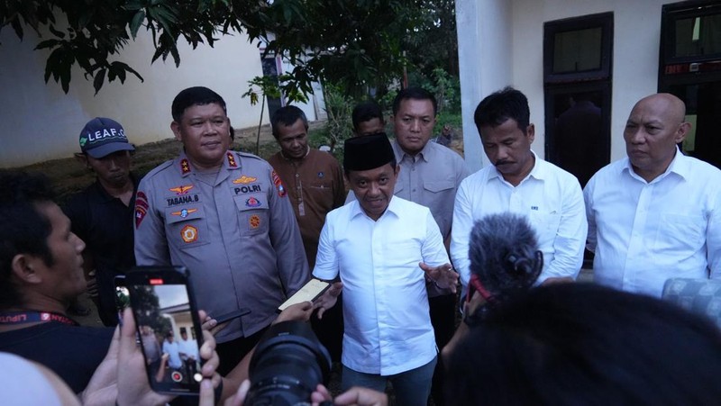 Menteri Investasi Tinjau Hunian Sementara, Warga Mengaku Puas dengan Fasilitas Pemerintah. (Dok.BKPM)