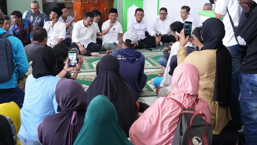 Menteri Investasi Tinjau Hunian Sementara, Warga Mengaku Puas dengan Fasilitas Pemerintah. (Dok.BKPM)