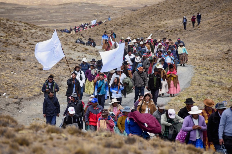 Orang-orang berjalan berziarah di dekat bendungan Incachaca untuk berdoa memohon hujan, di Incachaca, di pinggiran La Paz, Bolivia 6 Oktober 2023. (REUTERS/Claudia Morales)