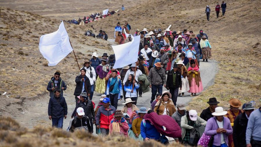 Orang-orang berjalan berziarah di dekat bendungan Incachaca untuk berdoa memohon hujan, di Incachaca, di pinggiran La Paz, Bolivia 6 Oktober 2023. (REUTERS/Claudia Morales)