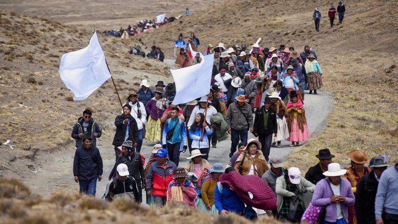 Orang-orang berjalan berziarah di dekat bendungan Incachaca untuk berdoa memohon hujan, di Incachaca, di pinggiran La Paz, Bolivia 6 Oktober 2023. (REUTERS/Claudia Morales)