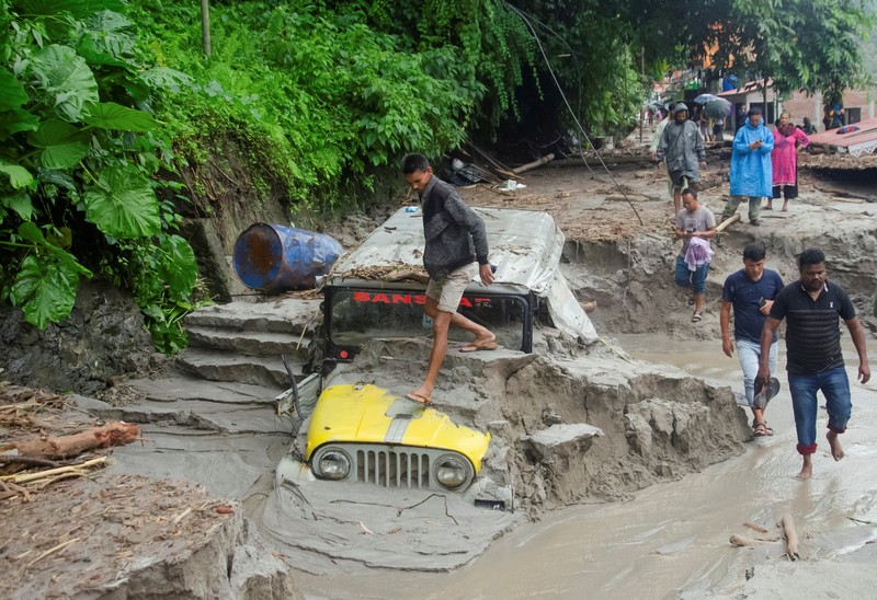 Sebuah rumah terendam sebagian akibat naiknya permukaan air di sepanjang tepian Sungai Teesta saat banjir di Teesta Bazaar di Distrik Kalimpong, Benggala Barat, India 4 Oktober 2023. Sebuah rumah terendam sebagian akibat naiknya permukaan air di sepanjang tepian Sungai Teesta saat banjir di Teesta Bazaar di Distrik Kalimpong, Benggala Barat, India 4 Oktober 2023. (REUTERS/Brihat Rai)