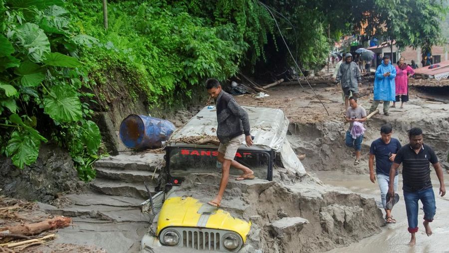 Sebuah rumah terendam sebagian akibat naiknya permukaan air di sepanjang tepian Sungai Teesta saat banjir di Teesta Bazaar di Distrik Kalimpong, Benggala Barat, India 4 Oktober 2023. (REUTERS/Brihat Rai)