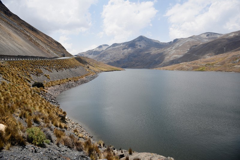 Orang-orang berjalan berziarah di dekat bendungan Incachaca untuk berdoa memohon hujan, di Incachaca, di pinggiran La Paz, Bolivia 6 Oktober 2023. (REUTERS/Claudia Morales)