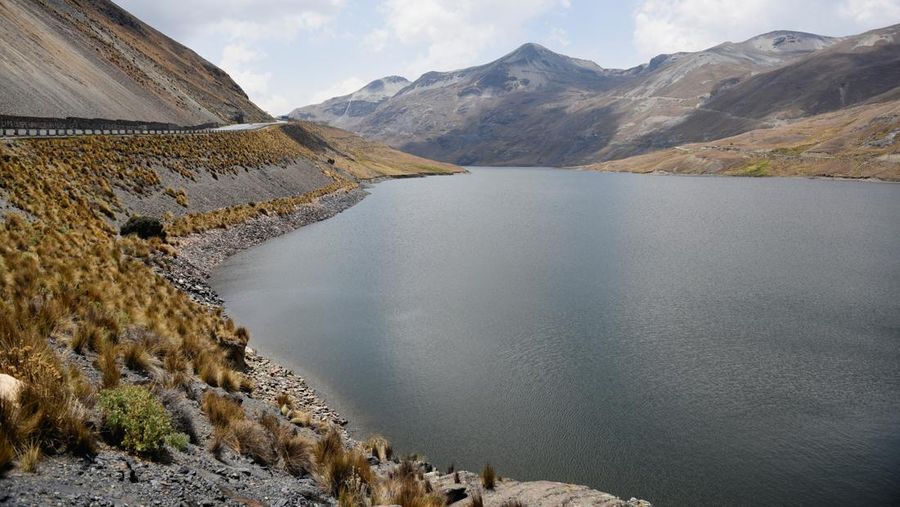 Orang-orang berjalan berziarah di dekat bendungan Incachaca untuk berdoa memohon hujan, di Incachaca, di pinggiran La Paz, Bolivia 6 Oktober 2023. (REUTERS/Claudia Morales)