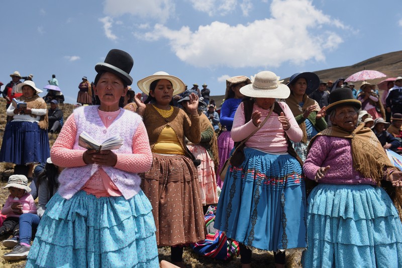 Orang-orang berjalan berziarah di dekat bendungan Incachaca untuk berdoa memohon hujan, di Incachaca, di pinggiran La Paz, Bolivia 6 Oktober 2023. (REUTERS/Claudia Morales)