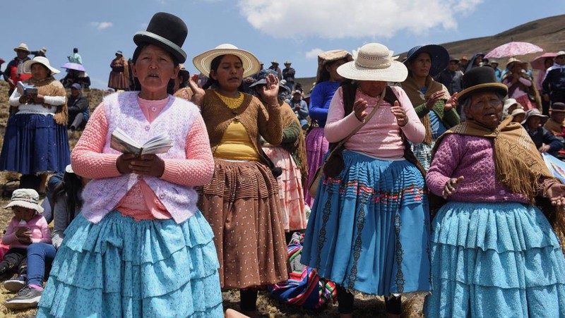Orang-orang berjalan berziarah di dekat bendungan Incachaca untuk berdoa memohon hujan, di Incachaca, di pinggiran La Paz, Bolivia 6 Oktober 2023. (REUTERS/Claudia Morales)