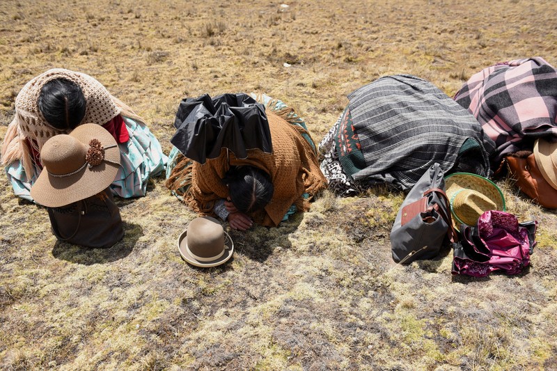 Orang-orang berjalan berziarah di dekat bendungan Incachaca untuk berdoa memohon hujan, di Incachaca, di pinggiran La Paz, Bolivia 6 Oktober 2023. Orang-orang berjalan berziarah di dekat bendungan Incachaca untuk berdoa memohon hujan, di Incachaca, di pinggiran La Paz, Bolivia 6 Oktober 2023. (REUTERS/Claudia Morales)