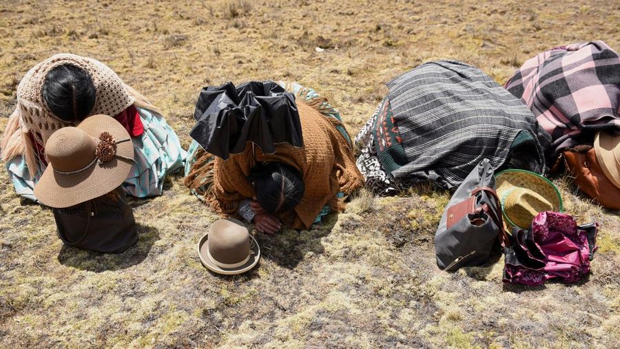 Orang-orang berjalan berziarah di dekat bendungan Incachaca untuk berdoa memohon hujan, di Incachaca, di pinggiran La Paz, Bolivia 6 Oktober 2023. (REUTERS/Claudia Morales)