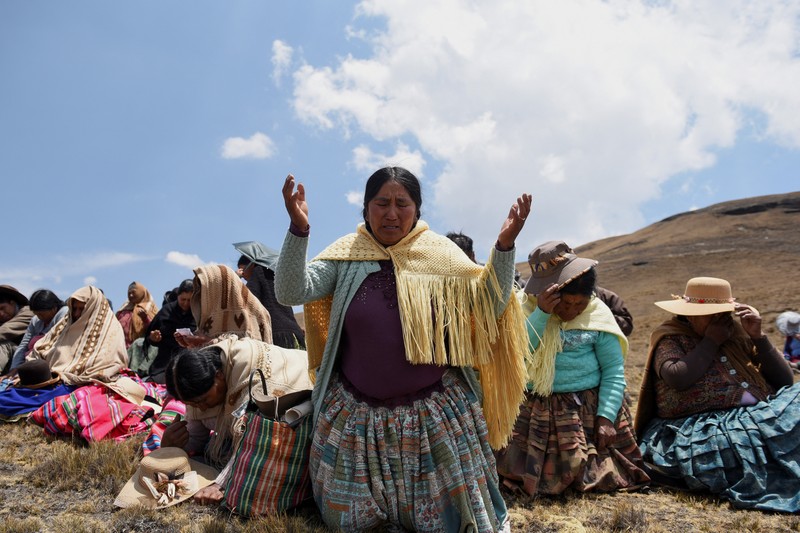 Orang-orang berjalan berziarah di dekat bendungan Incachaca untuk berdoa memohon hujan, di Incachaca, di pinggiran La Paz, Bolivia 6 Oktober 2023. (REUTERS/Claudia Morales)